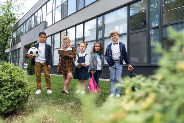 Niños multiétnicos cerca de la escuela — Foto de Stock