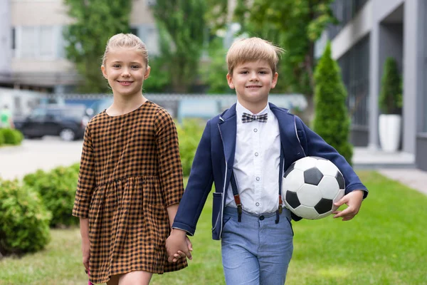 Okul çocuğu ve kız öğrenci birlikte ayakta — Stok fotoğraf
