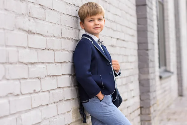 Chico elegante apoyado en la pared — Foto de Stock