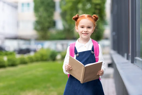 Kızıl saçlı kız öğrenci holding kitap — Stok fotoğraf