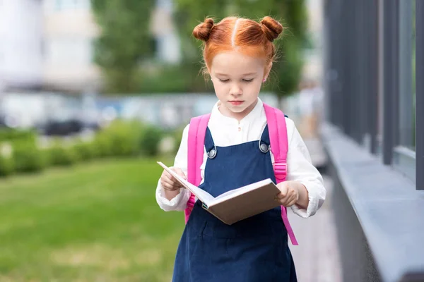 Рыжая школьница с книгой — стоковое фото