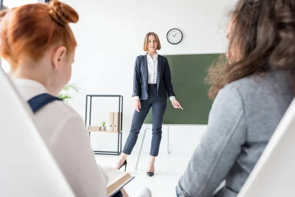 Leraar uitleggen les aan studenten — Stockfoto