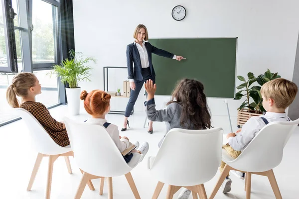 öğrencilere öğretmen açıklayan ders 