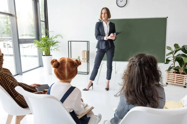 Läraren förklarar lektion till studenter — Stockfoto