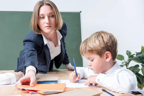 Écolier avec professeur en classe — Photo