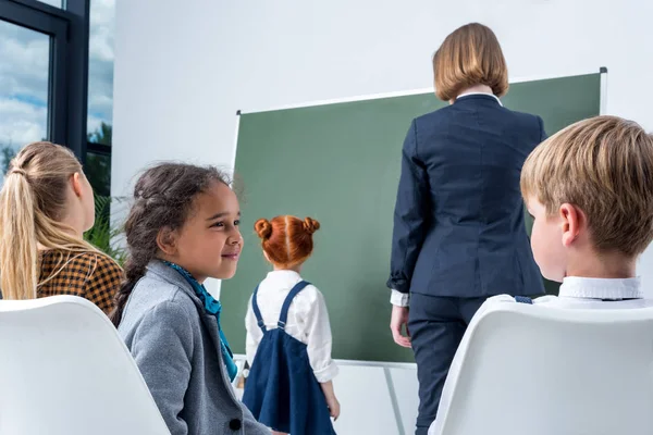 Insegnante con studente alla lavagna — Foto Stock