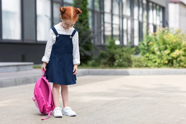 Ruiva estudante com mochila Imagens De Bancos De Imagens