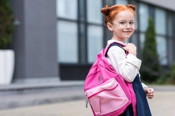 Rødhåret skolepige med rygsæk Royaltyfrie stock-billeder