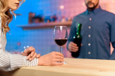 Barmen dökme şarap kadın için