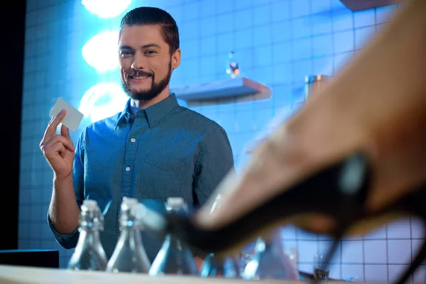 Vrouw flirten met de barman — Stockfoto