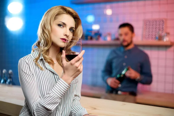 Frau trinkt Wein in Bar — Stockfoto