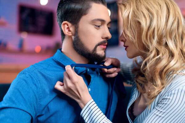 Молодая пара флиртует
 