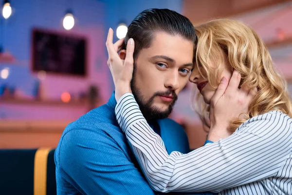 Jovem casal flertando — Fotografia de Stock