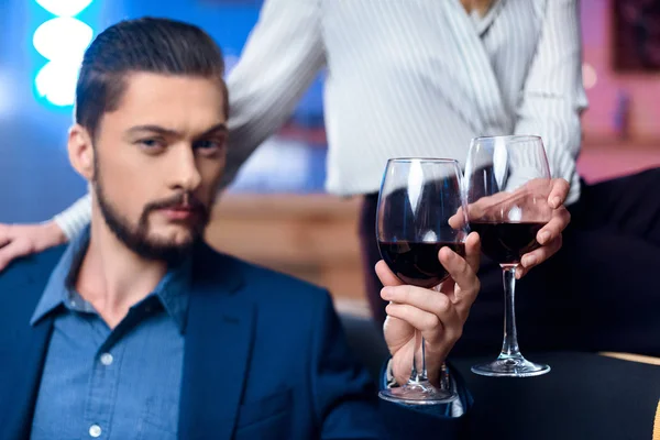 Hombre y mujer bebiendo vino —  Fotos de Stock