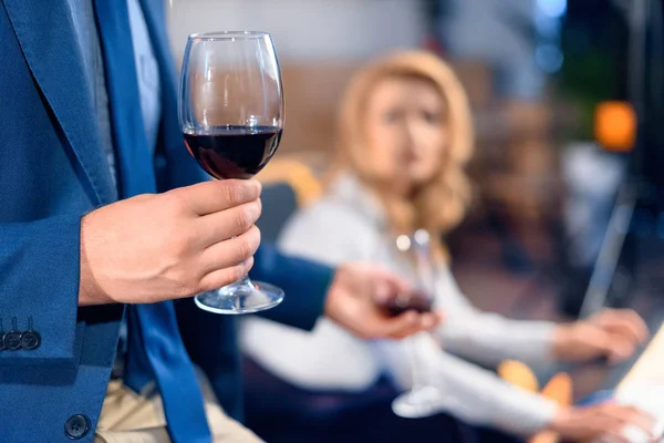 Man bringing wine to woman — Stock Photo, Image