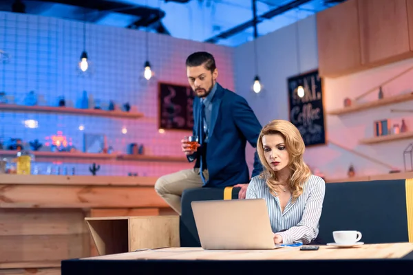 Man flirting with woman in bar — Free Stock Photo