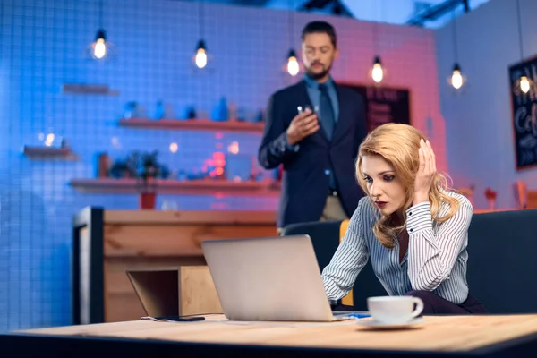 Man flirta med kvinna i bar — Stockfoto