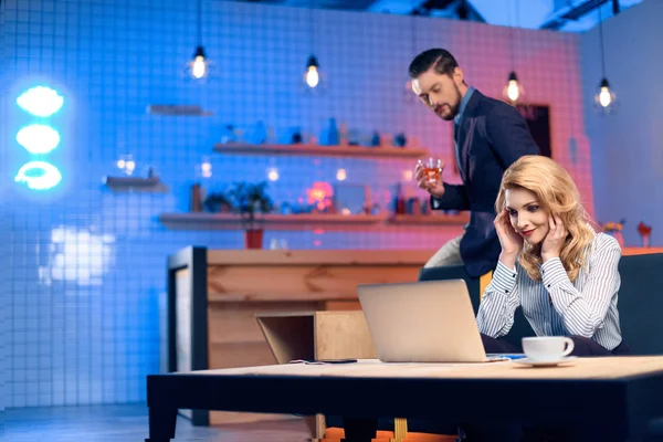 Man flirting with woman in bar — Free Stock Photo