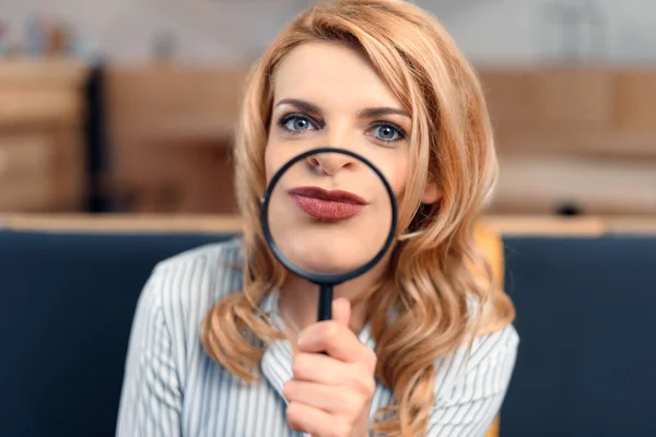 Business woman holding magnifier — стоковое фото