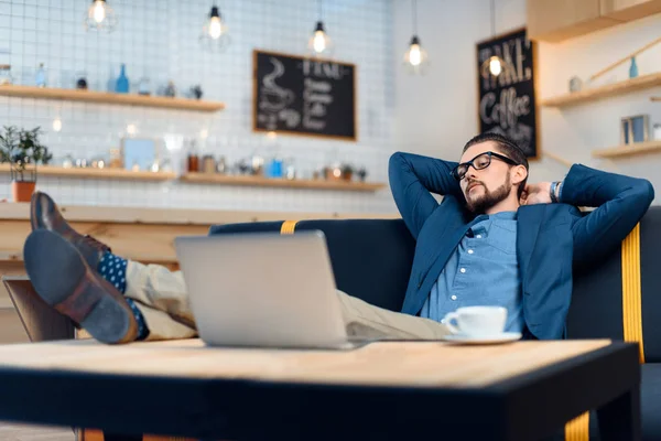 Бізнесмен використовує ноутбук у кафе — стокове фото