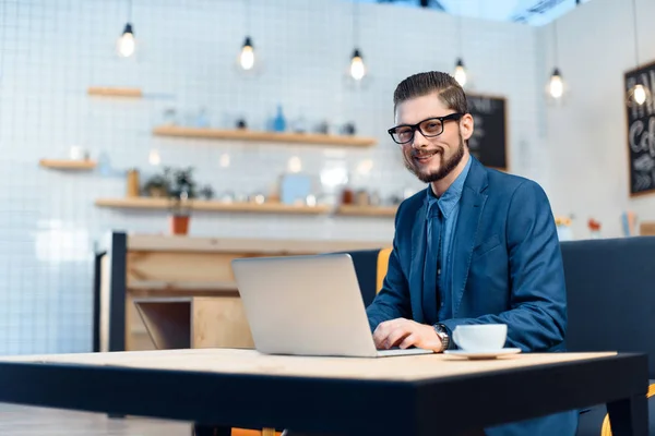 Használ a laptop a kávézóban üzletember — Stock Fotó