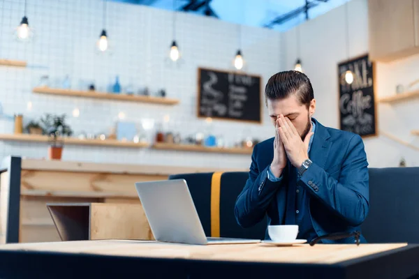 Бізнесмен використовує ноутбук у кафе — стокове фото