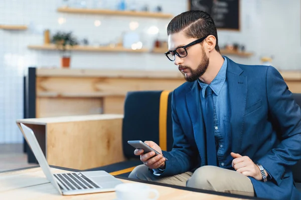 Használ a laptop a kávézóban üzletember — Stock Fotó