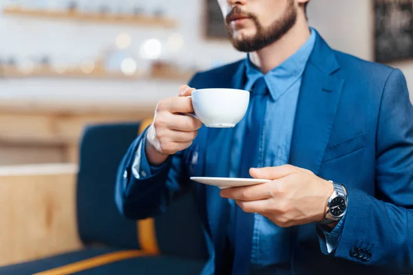 Бизнесмен пьет кофе — стоковое фото