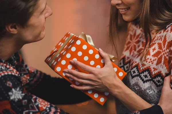 Couple with christmas present — Stock Photo, Image