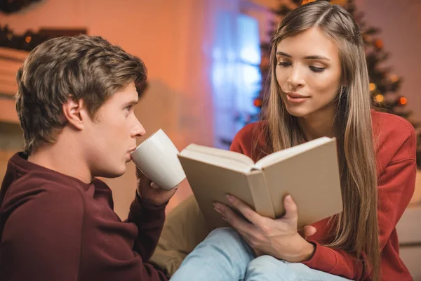 Libro de lectura mujer —  Fotos de Stock