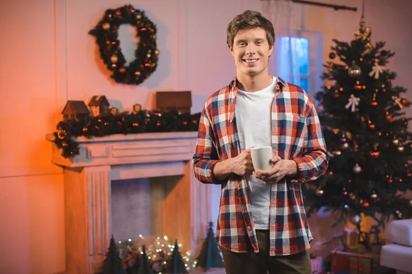 adam sıcak içecek bir fincan