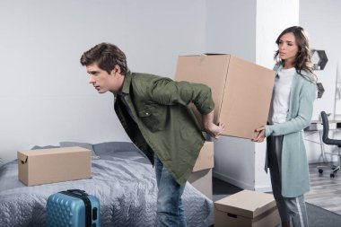 yeni evde karton kutu taşıyan çift