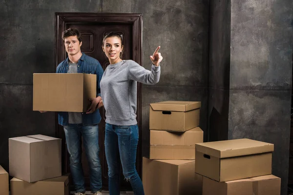 Pareja mudándose en nuevo apartamento — Foto de Stock