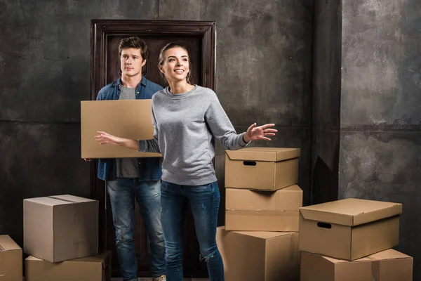 Pareja mudándose en nuevo apartamento — Foto de Stock