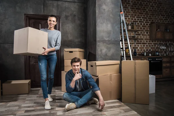 Par som flyttar på ny lägenhet — Stockfoto