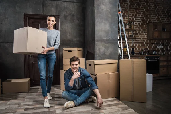 Pareja mudándose en nuevo apartamento — Foto de Stock