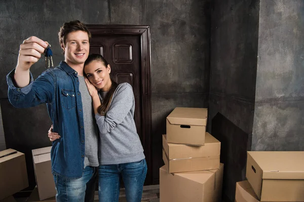 Par med nycklar från nya huset — Stockfoto