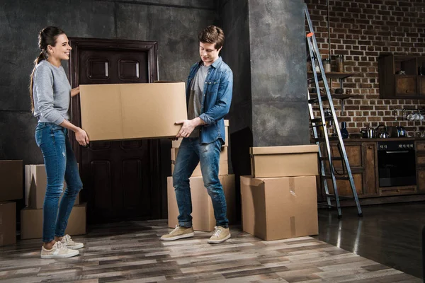 Couple holding cardboard box together — Stock Photo, Image