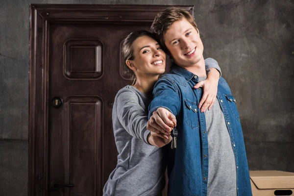 Couple with keys from new house — Stock Photo, Image