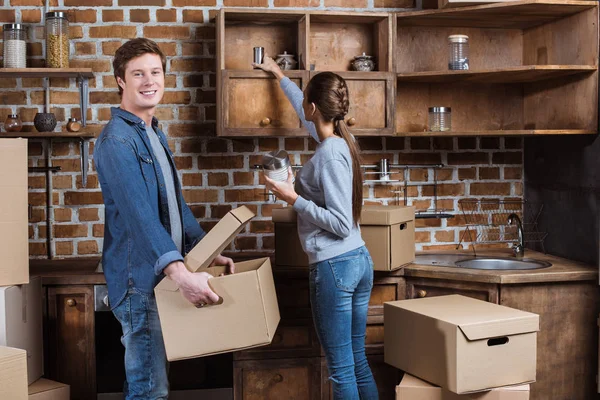 Couple unpacking cardboard box — Stock Photo, Image