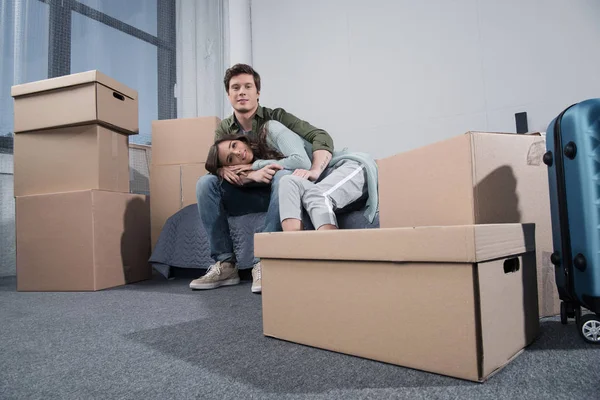 Paar sitzt zu Hause auf Bett — Stockfoto