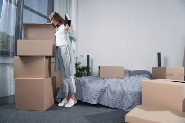 Woman unpacking cardboard boxes — Stock Photo, Image