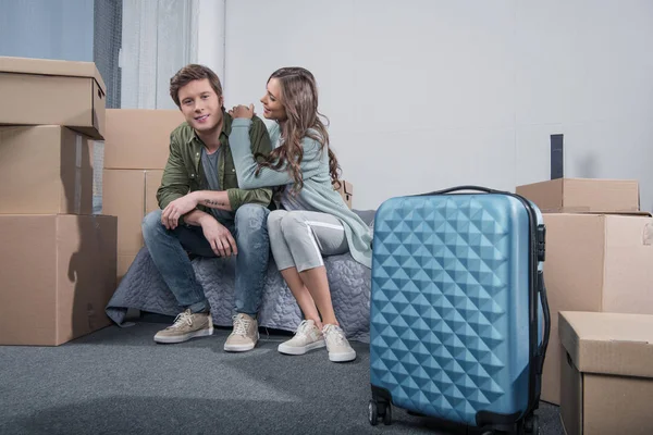 yatağa evde oturan Çift