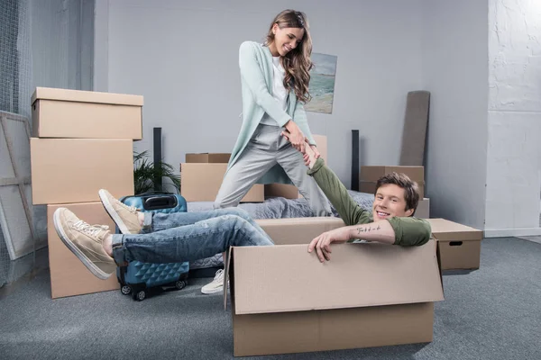 Couple having fun at new home — Stock Photo, Image