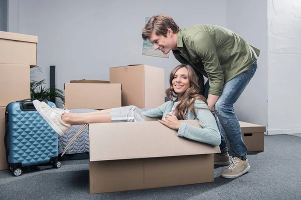 Pareja divirtiéndose en nuevo hogar — Foto de Stock