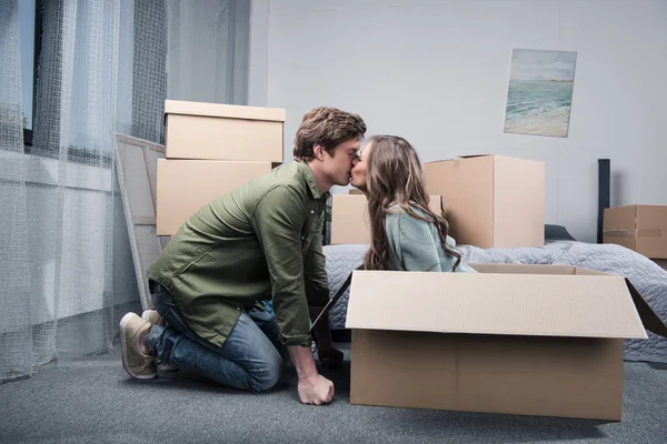 Casal beijando em nova casa — Fotografia de Stock