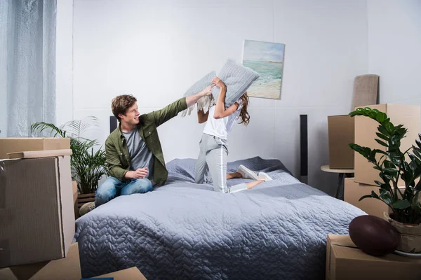 Пара, дерущаяся на подушках дома — стоковое фото