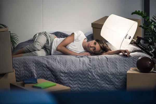 Frau liegt zu Hause im Bett — Stockfoto