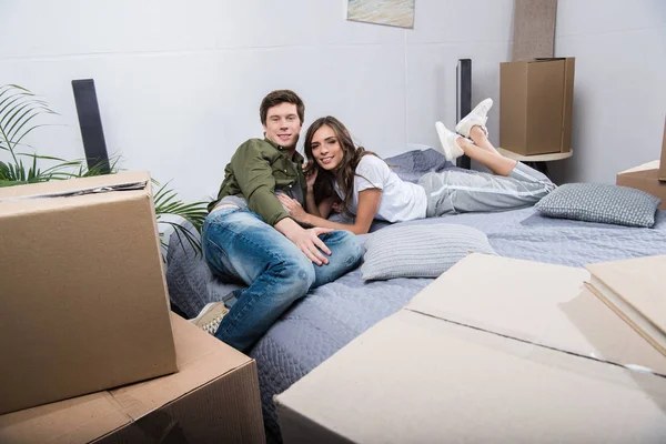 Pareja descansando en la cama — Foto de Stock