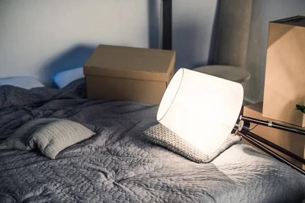 ベッドの上の装飾的な床ランプ — ストック写真